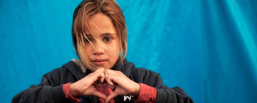 Jente lager hjerte med hendene