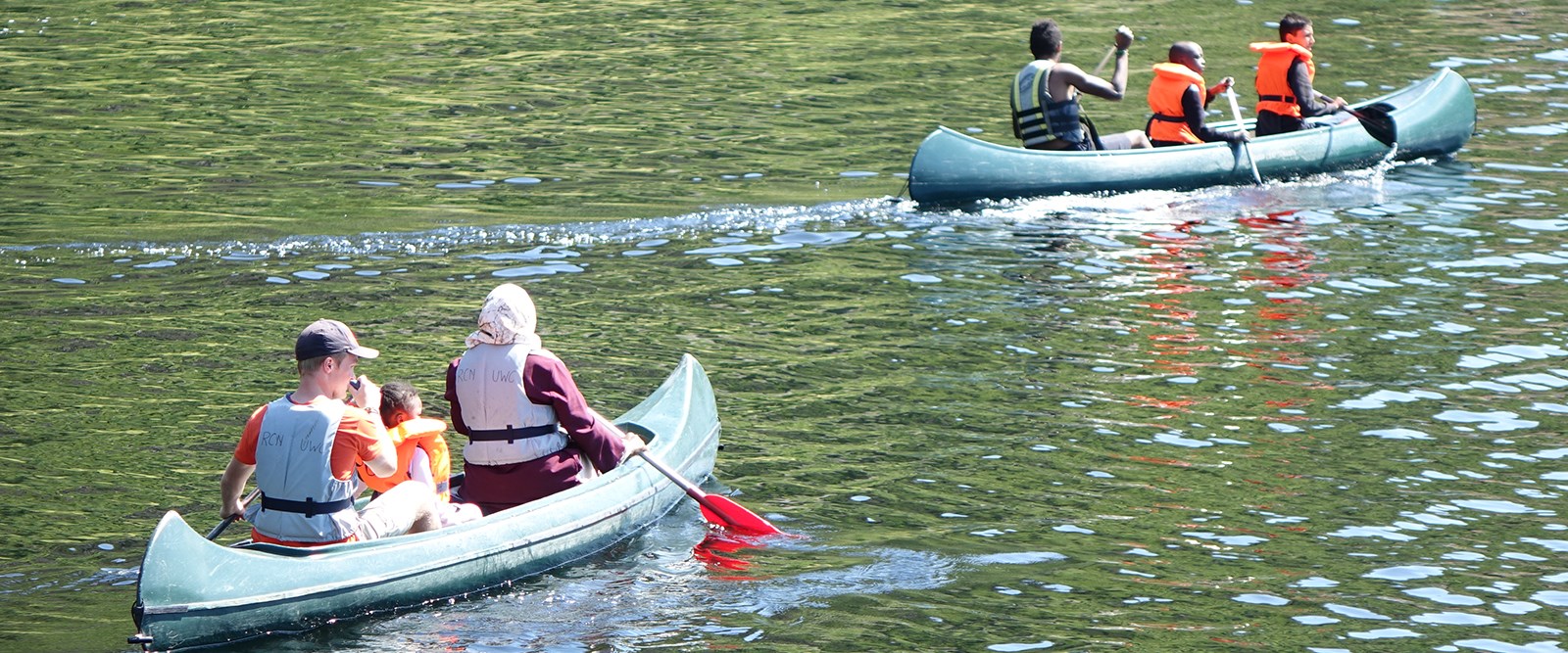 Deltakarar på ferie for alle padlar med kano