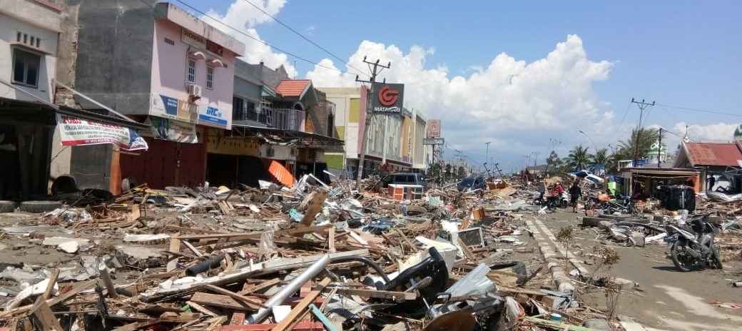 Et område fullstendig jevnet med jorden av tsunamien, vrakrester fra hus og annet ligger strødd i gatene