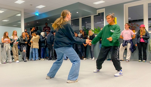 Danseworkshop fellesverket bergen med deltakere som står rundt i ring