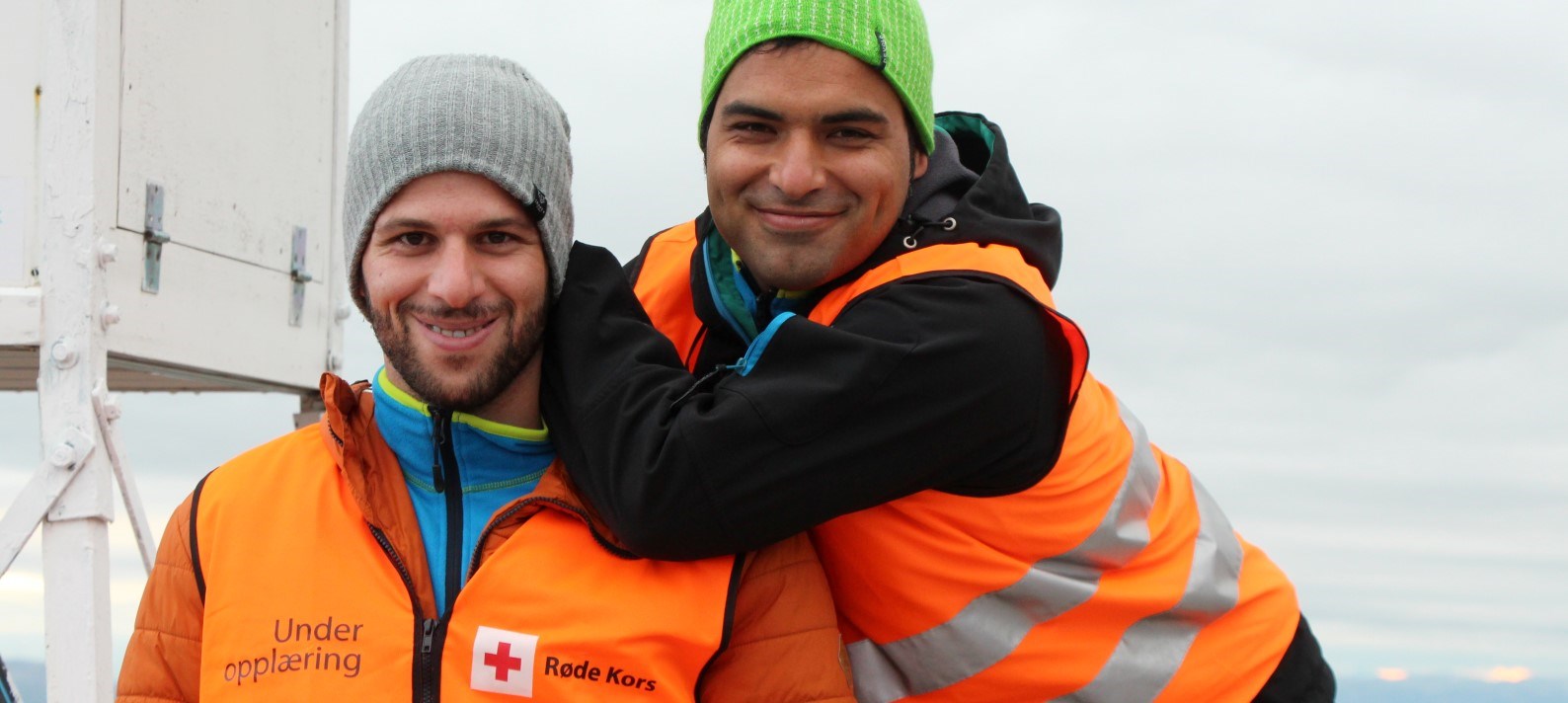 PÅ NORSKTOPPEN: Habib og Amir stilte opp som sanitetsvakter for Røde Kors i forbindelse med årets nattevandring til Gaustatoppen. (Foto: Morten Gustavsen)