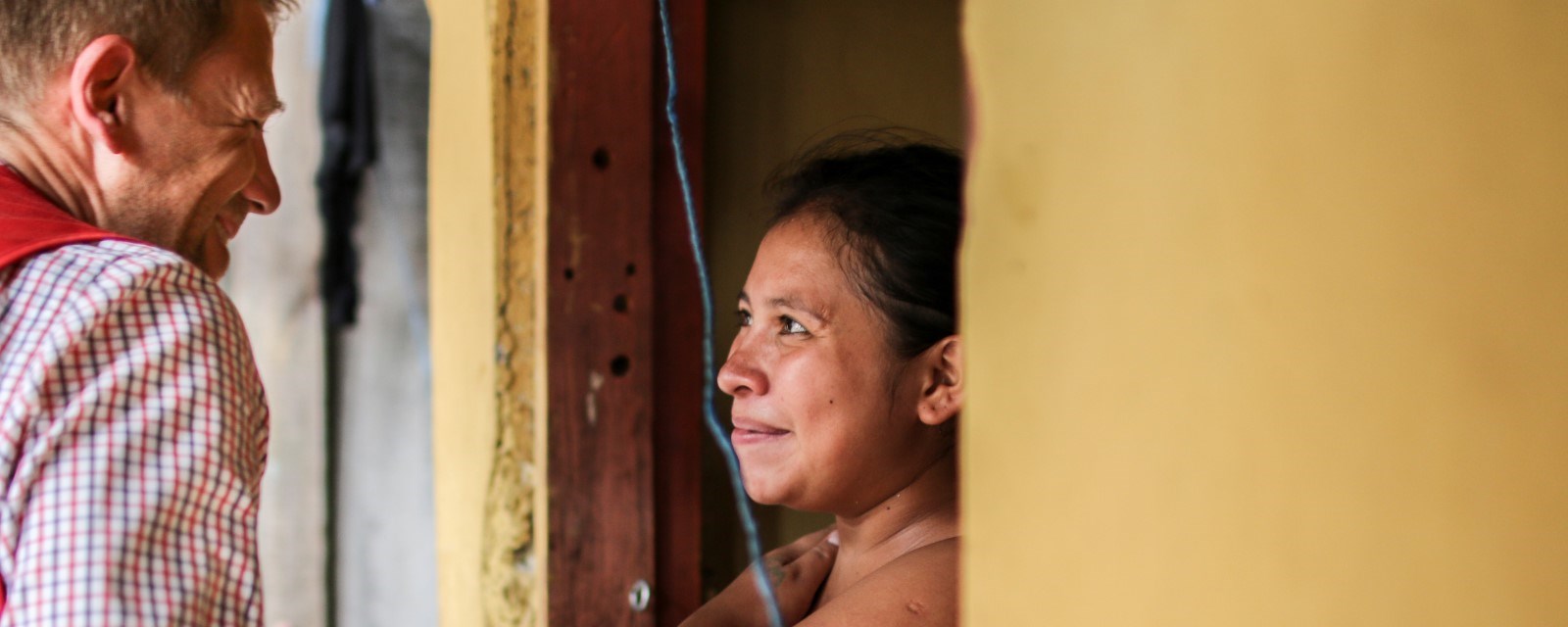 Wendy (19) bor i tegucigalpa. Hun begynte med dop og gjengkriminalitet da hun var 12 år. Gjennom søsteren sin kom hun kontakt med Røde Kors sine prosjekter. Der har hun lært selvtillit, fått helsehjelp, lært makeup og frisørteknikk og har nå kommet seg ut av dopmiskbruk og gjengkriminalitet. Foto: Thea Rabe
