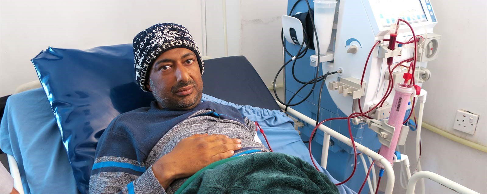 I Jemen er helsetilbudet hardt rammet av krigen. For mange pasienter er det vanskelig å få behandling for kroniske sykdommer. Redwan må til sykehuset for å rense blodet ved dialyse to ganger i uken. Noen ganger er det vanskelig for han å komme seg dit når kampene pågår. Foto: Olav A.  Saltbones/Røde Kors