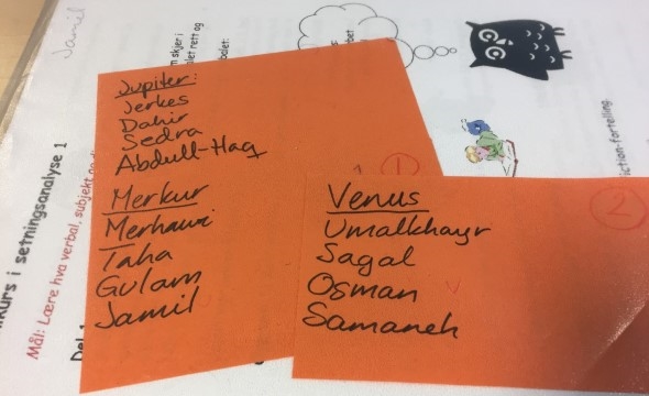 To papirlapper med notater på