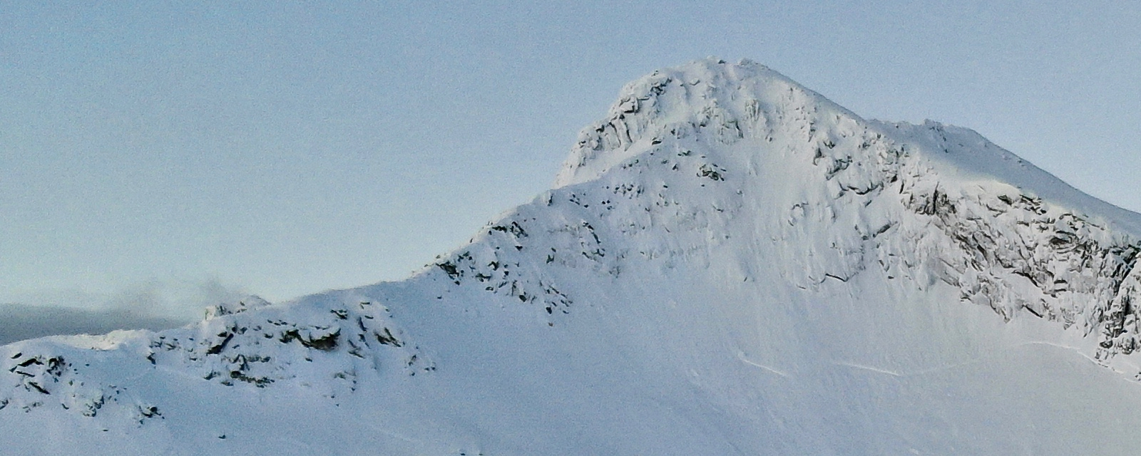 Bilde av fjelltopp med snø på