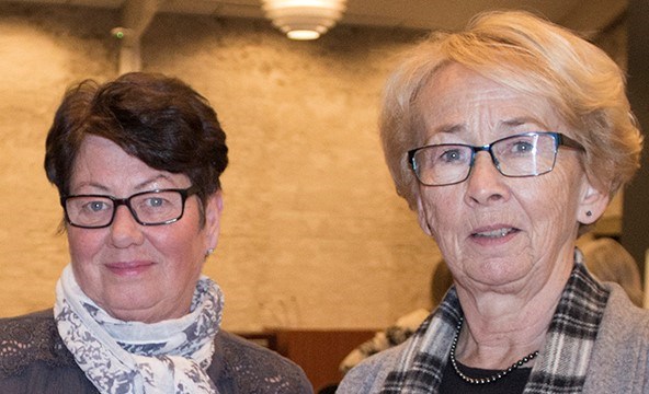 Tove Bjerkli fra Elverum og Eva Eriksen fra Fredrikstad er vitnestøtter - her er de tilstede ved en konferanse da vitnestøtteordningen feiret 10-årsjubileum i 2016