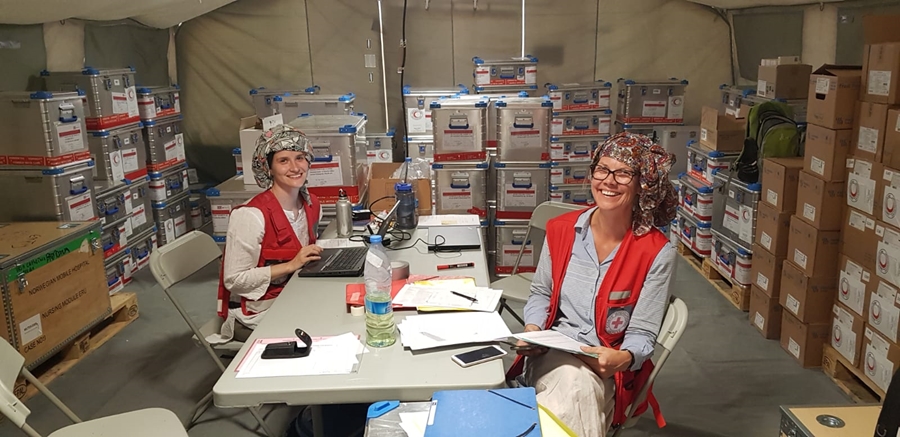 Farmasøyt i Apotek 1 Gro Miller, i Al Hol i Syria med Røde Kors, i et telt med medisinsk utstyr