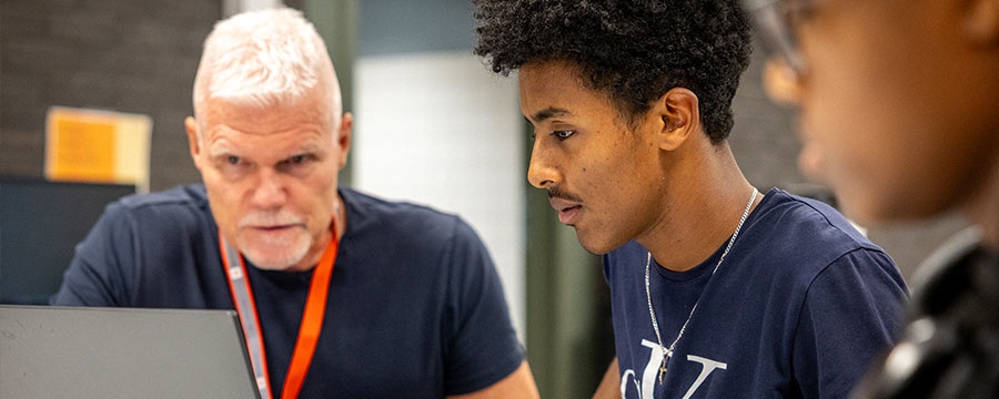 Kjell hjelper Esrom med en vanskelig oppgave.