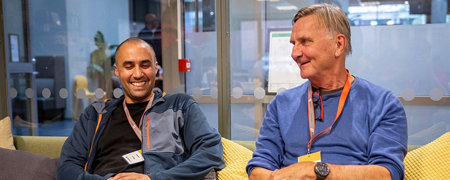 onem og Knut i sofa smilende