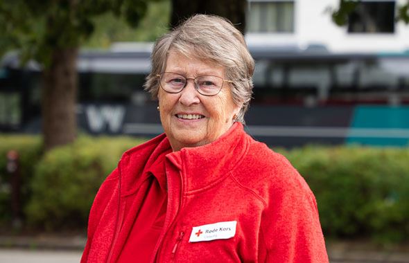 Bilde av ei jente i Røde Kors-vest