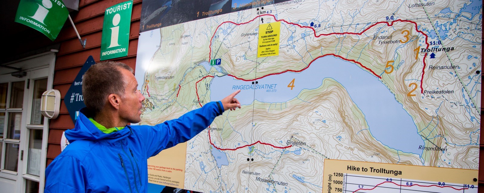 Yngve Vestrheim fra Røde Kors studerer ruten til Trolltunga. Han ber deg gjøre gode forberedelser før fjellturen og huske fjellvettreglene.