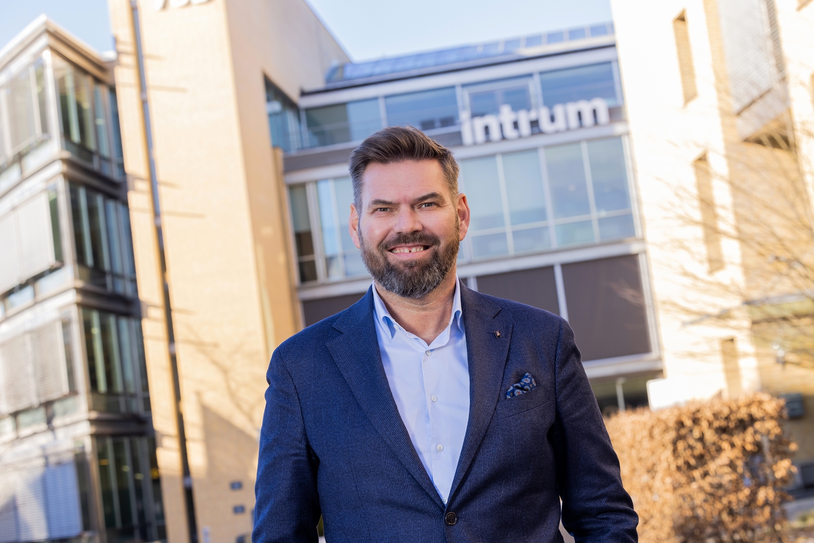 Intrum leder utenfor Intrum-kontoret