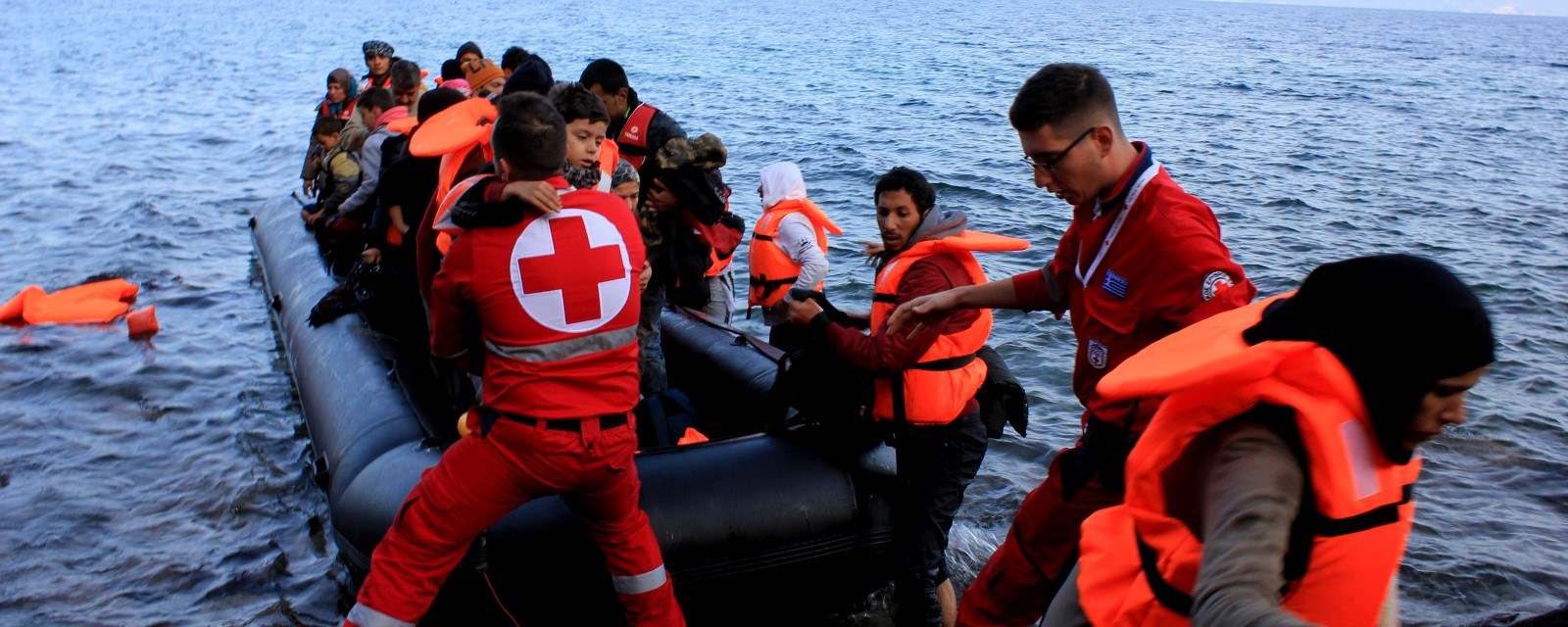 Båtflyktninger hentes ut av båt