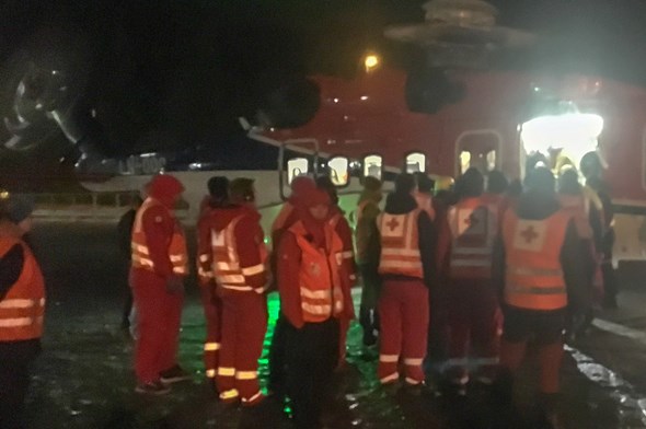 Røde Kors-frivillige henter evakuerte i helikopter