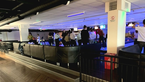 Bilde av 21 ungdommer på bowling under en Treffpunkt-samling
