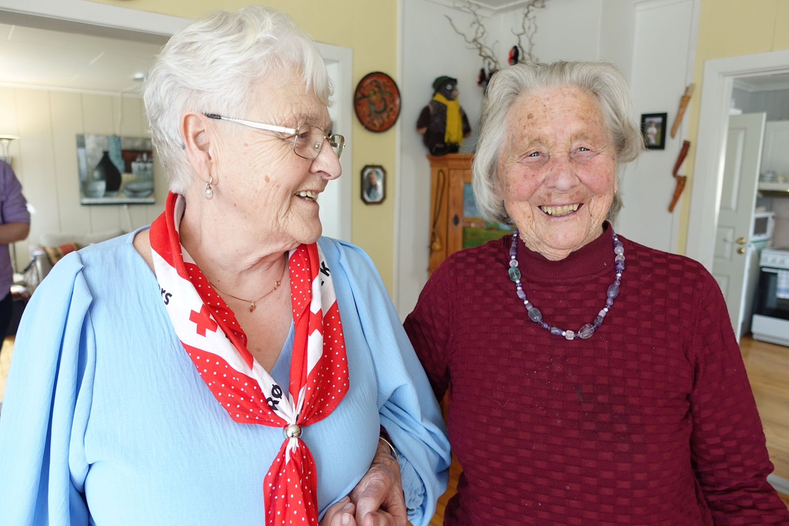 To gode damer smiler.