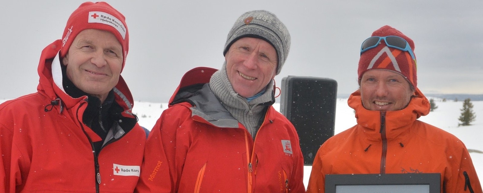 Fra venstre: president i Røde Kors Sven Mollekleiv med representanter for vinneren, energi- og vassdragssjef Per Sanderud, snøskredvarsler i NVE Markus Landrø. Foto: Glenn Thomas Nilsen. 
