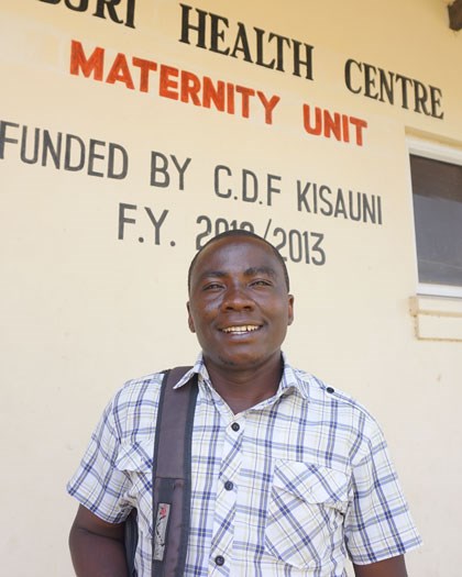 Helsearbeider foran helsesenter i Kenya