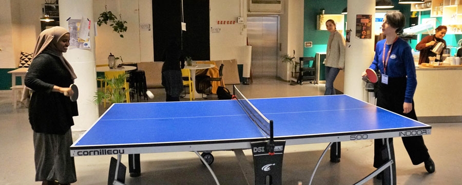 Jenter spiller bordtennis