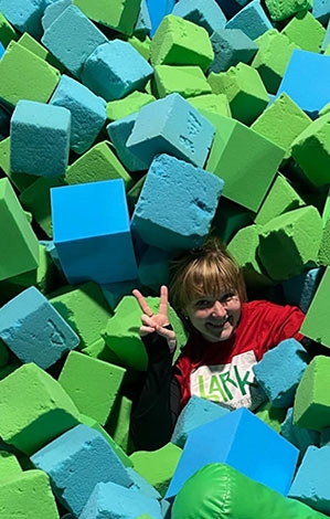 - Det er veldig kjekt å komme tett på barna, leke og være kreativ.