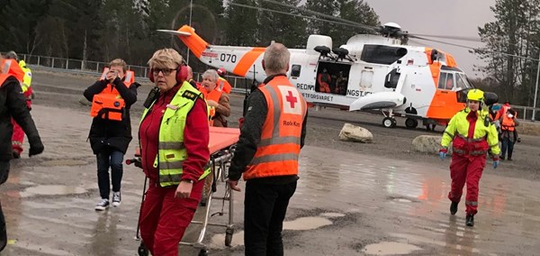 Røde Kors frivillige tar hånd om passasjerer evakuert fra Viking Skyfra 
