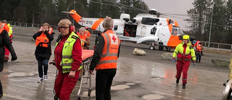 Røde Kors frivillige tar hånd om passasjerer evakuert fra Viking Skyfra 