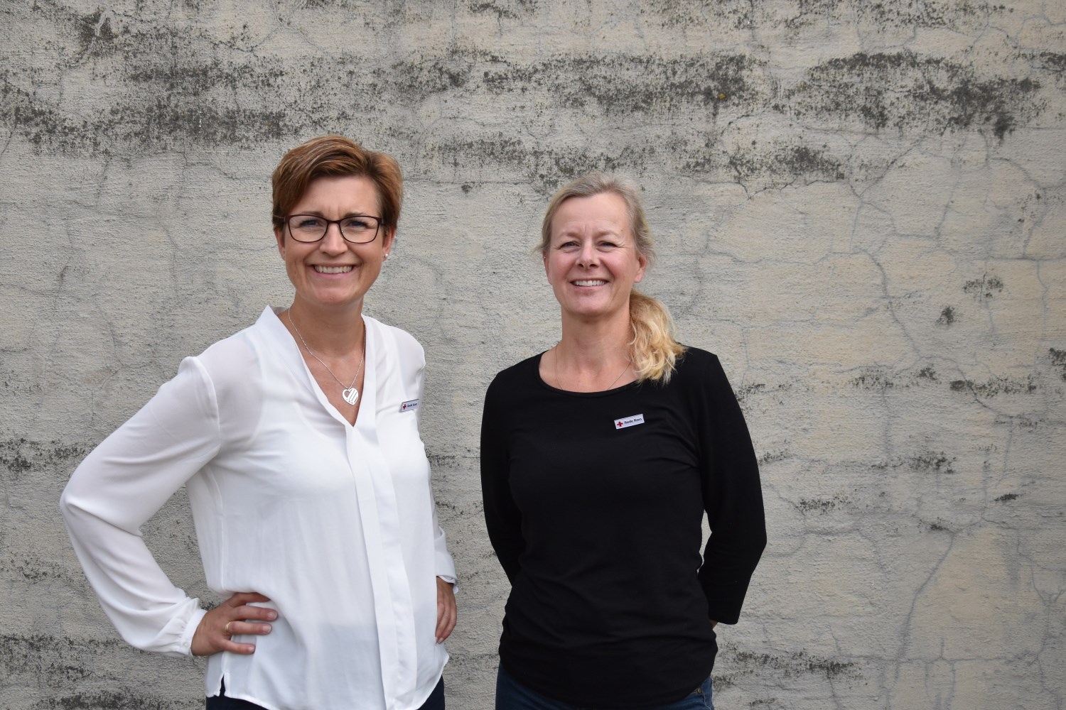 STÅR KLAR: Ellen Haagenrud Grønlid (til høyre) står klar til å ta over rollen som daglig leder i Telemark Røde Kors etter Stine Brekka Skoland. (Foto: Bjørn Sodeland)