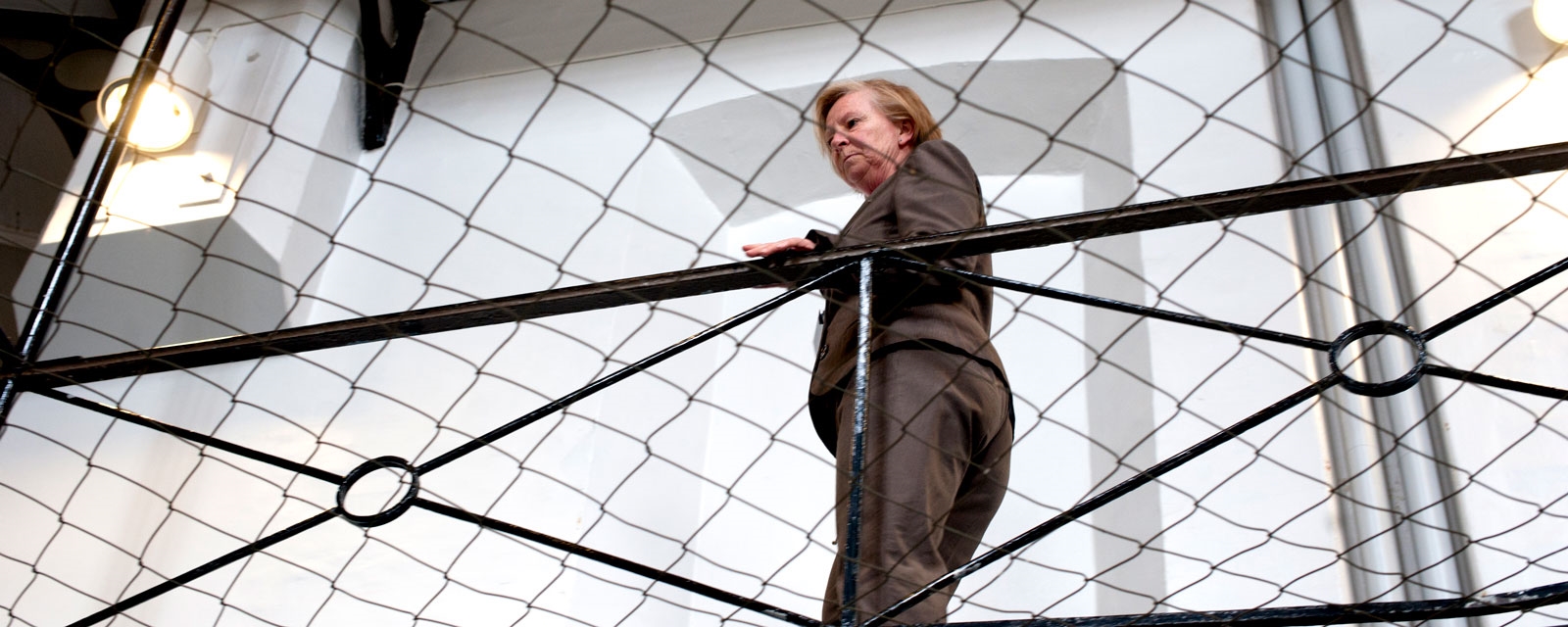 En kvinnelig visitor på vei til innsatt i fengsel