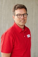 Mann med rød picket