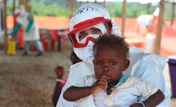 Barn får hjelp i ebolautbrudd