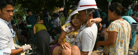 Jente får hjelp av Røde Kors i Myanmar