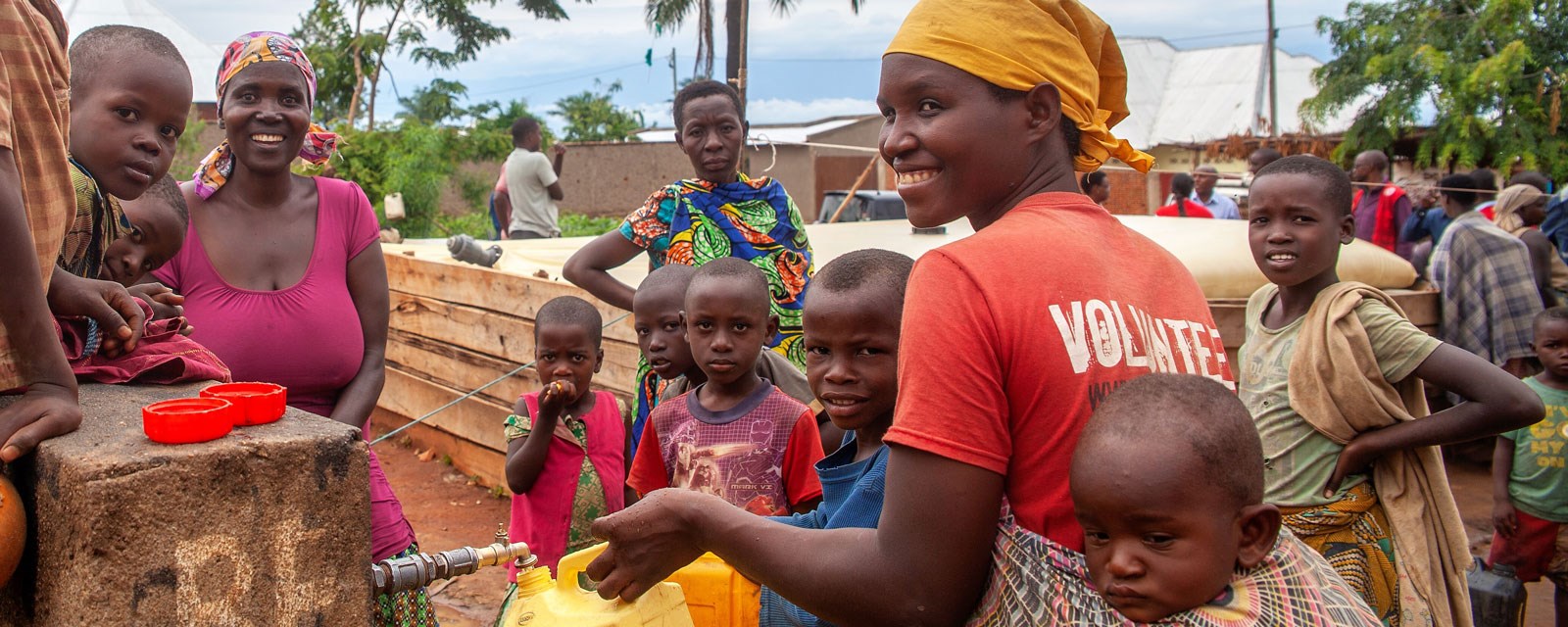 Unge gutter henter vann i kanner, burundi