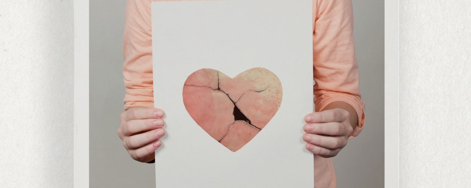 Hender holder en plakat med hjerte