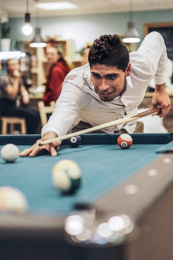 Nærbilde av ungdom som spiller biljard