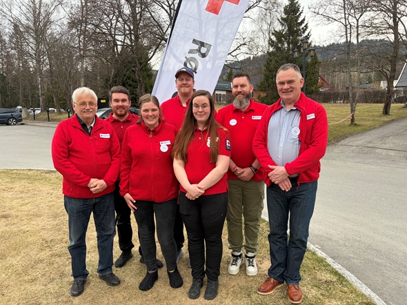 Foto av det nye distriktsstyret i Oppland Røde Kors, ute på en gressplen.
