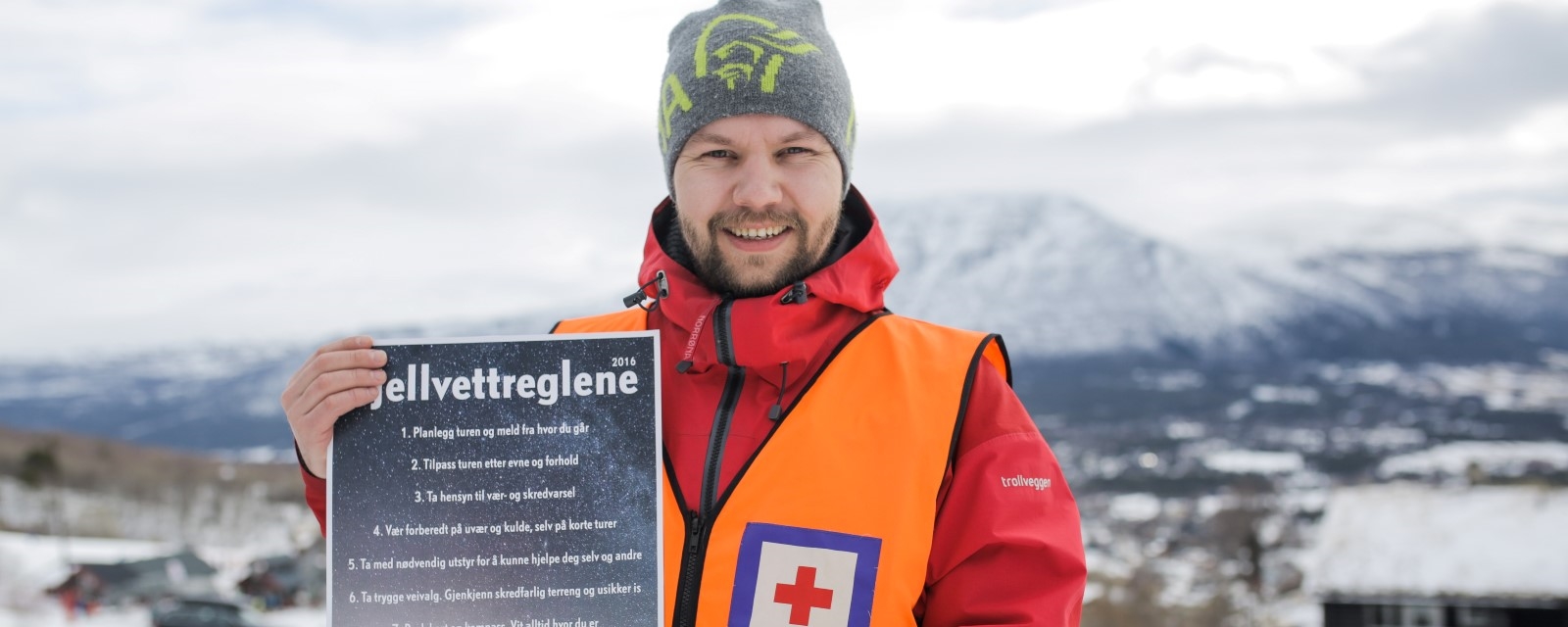 En ung hjelpekorpser holder opp fjellvettreglene