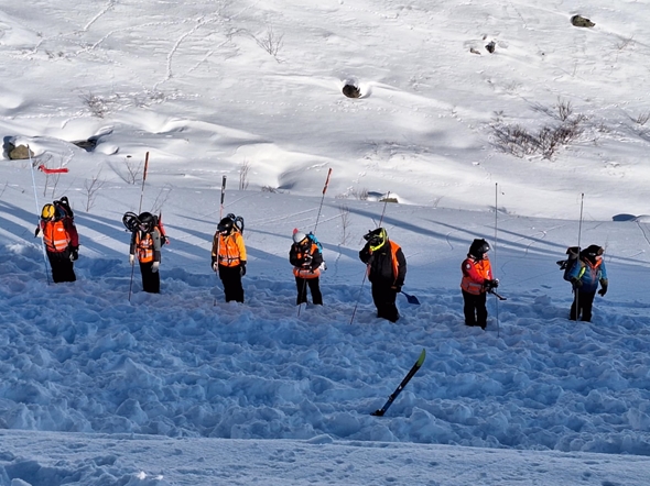 Bilde av mennesker som øver på redning i snøskred.