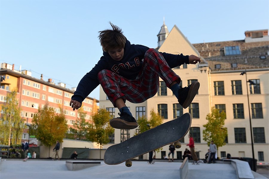 Ungdom som skater i lufta ute
