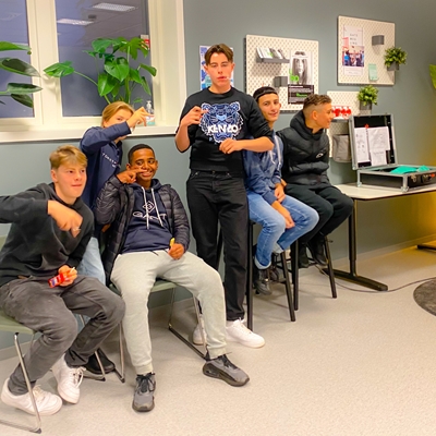 Gutter er tilskuere til danseworkshop på Fellesverket