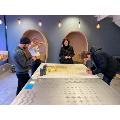 Ungdommer signerer kunstverk sammen med gatekunstner på Fellesverket i Bergen.