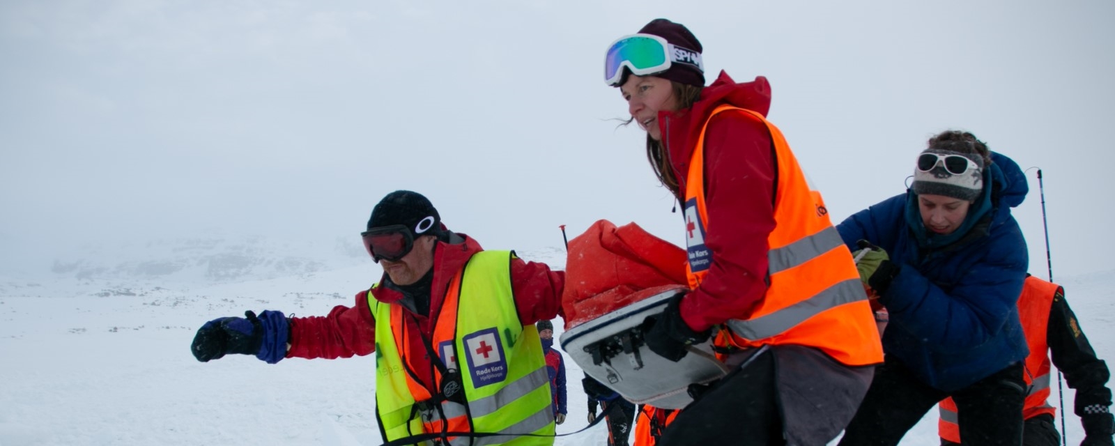 Øvelse for hjelpekorps, personer bærer en skadet på båre
