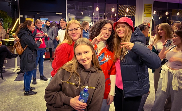 Ungdommer koser seg på Fellesverket i Bergen