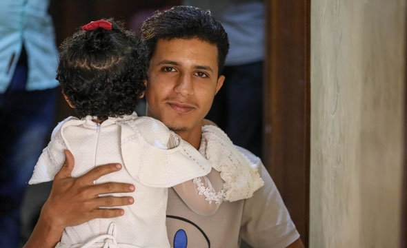 Ung mann holder søsteren