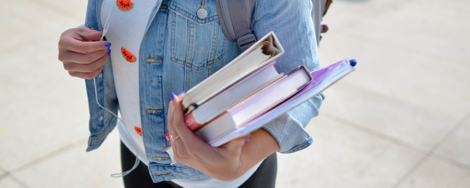 En ung jenter som holder skolebøker