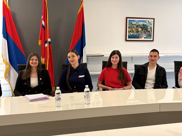 Ungdommer som presenterer sitt arbeid i Pale i Bosnia-Hercegovina.