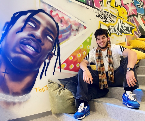 deltaker på fellesverket i bergen foran graffitivegg