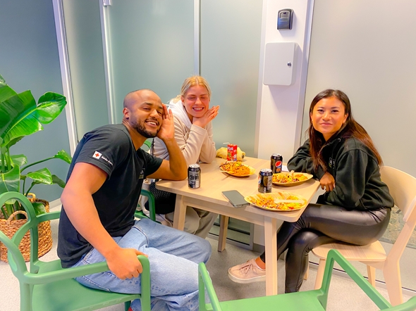 Unge koser seg på Fellesverket i kafeen