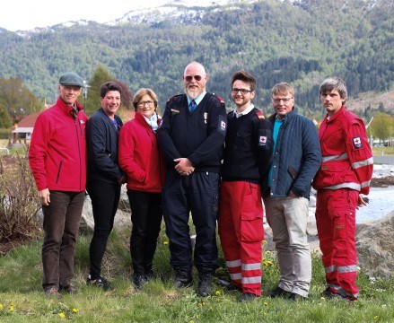 Eid Røde Kors inviterte president i Norges Røde Kors til 8. mai-markeringa i Eid i 2019. Her er dei avbilda saman med styret i Eid Røde Kors