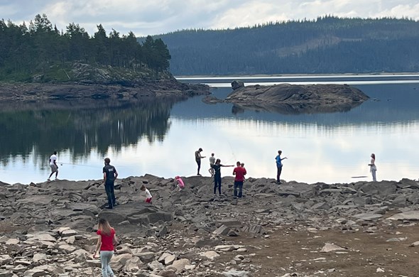Mange mennesker ved et vann
