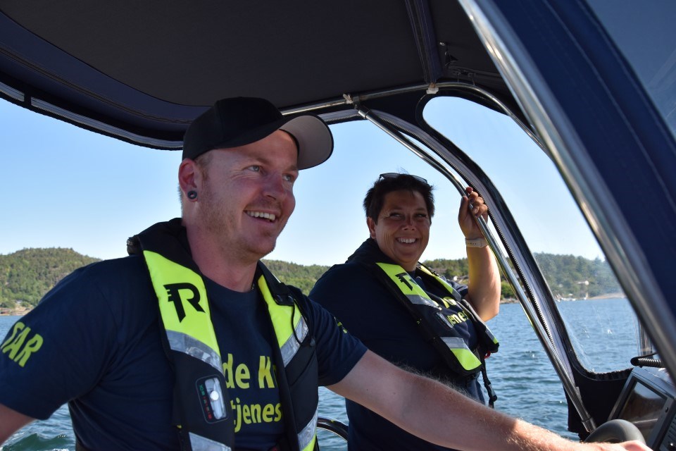 BARK I VEST: Kjell Einar Lie og Laila Aanonsen oppfordrer båtfolket til å bruke vest i sommer. (Foto: Bjørn Sodeland)